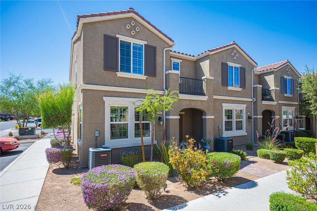 Image 2: A well-maintained multi-unit residence with inviti