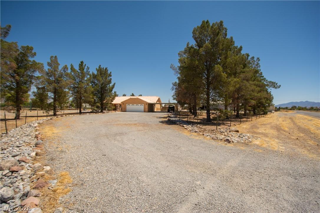 Image 2: This desert dwelling offers spacious grounds and a