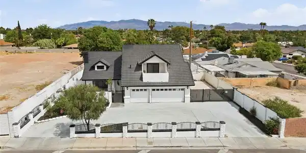 3200 W Oakey Boulevard