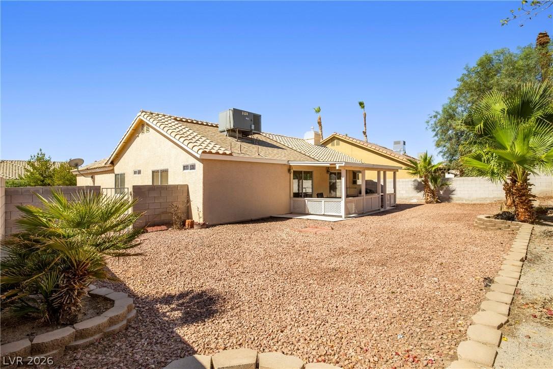 Image 2: Nearly 8,000 sq foot lot with HUGE backyard.