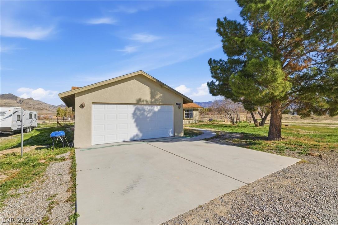 Image 4: A durable concrete driveway provides easy access t