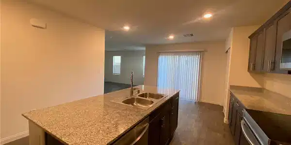 Image 2: Granite counters and stainless steel appliances ou