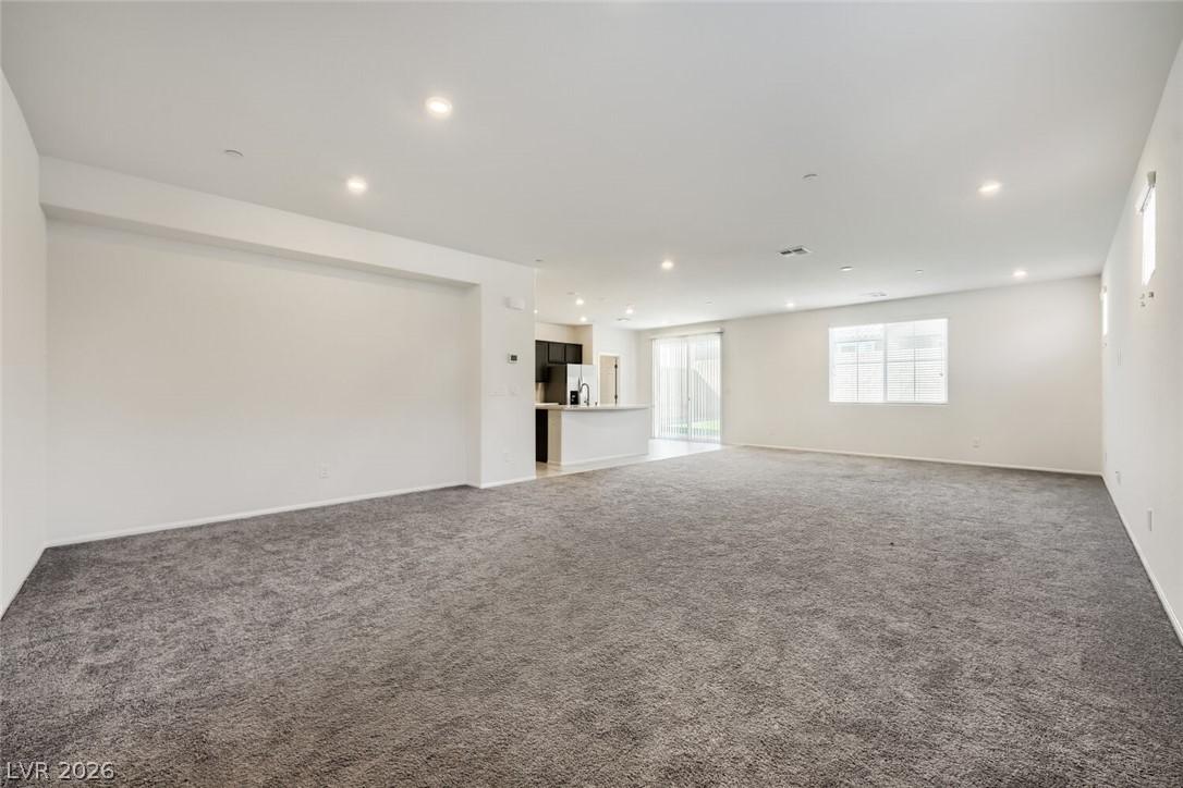 Image 4: Room to stretch out &mdash; this expansive carpeted livi
