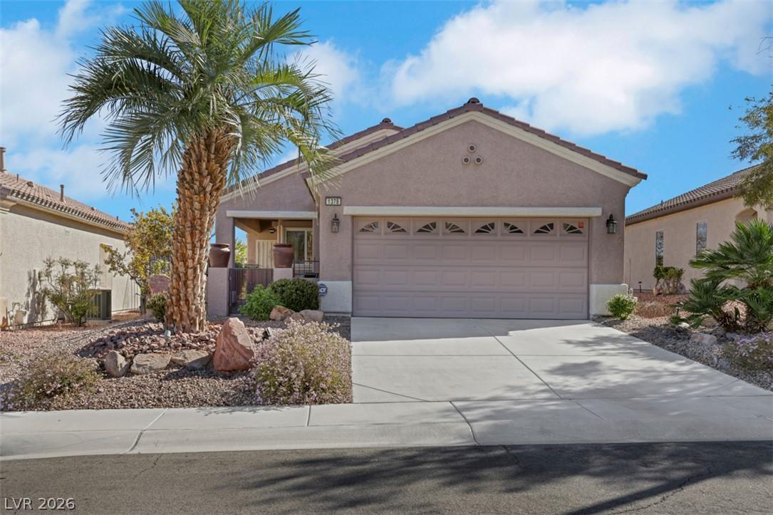 Image 2: A desert-friendly facade with a large driveway and