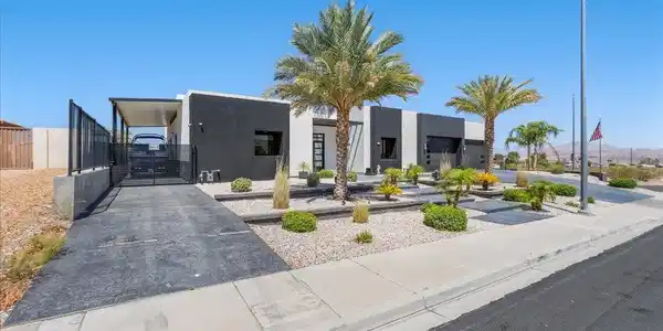 Image 2: A striking modern desert dwelling with clean lines