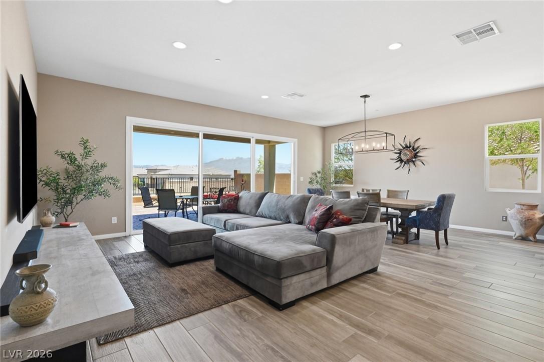 Image 3: Open Bright Beautiful tile flooring