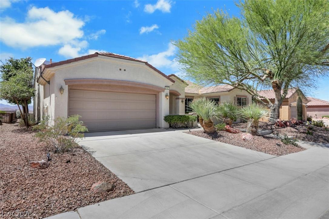 Image 3: This desert dwelling features a tile roof, an atta
