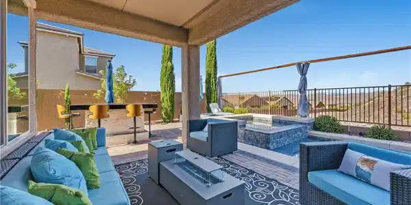 Image 4: Looking for an entertainer's backyard with breatht