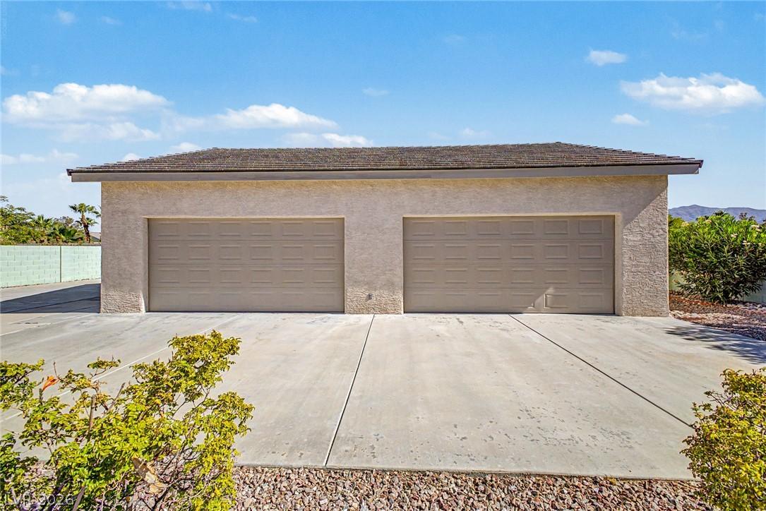 Image 3: Spacious 7-car garage,  detached from the house, i