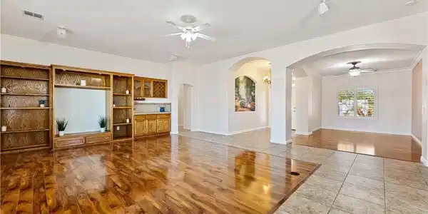 Image 4: Living Room