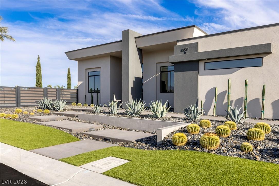 Image 3: Modern desert architecture with xeriscaped plantin