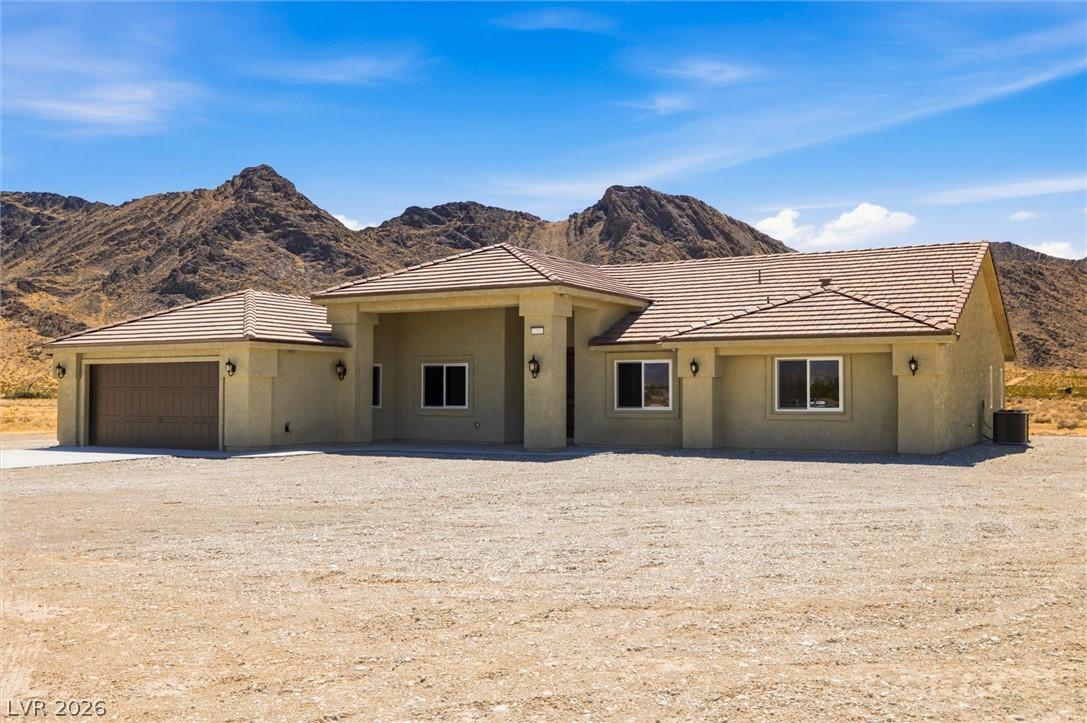 Image 3: Desert contemporary home offering expansive mounta