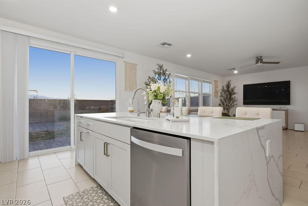 Image 4: Kitchen with stainless steel dishwasher, light sto