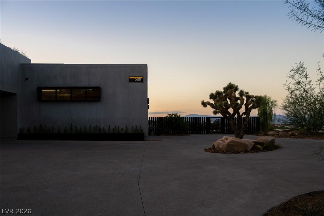 Image 3: Circular Driveway