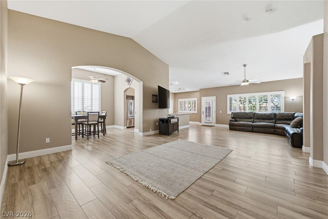 Image 2: Open Floor Plan Bright and Immaculate