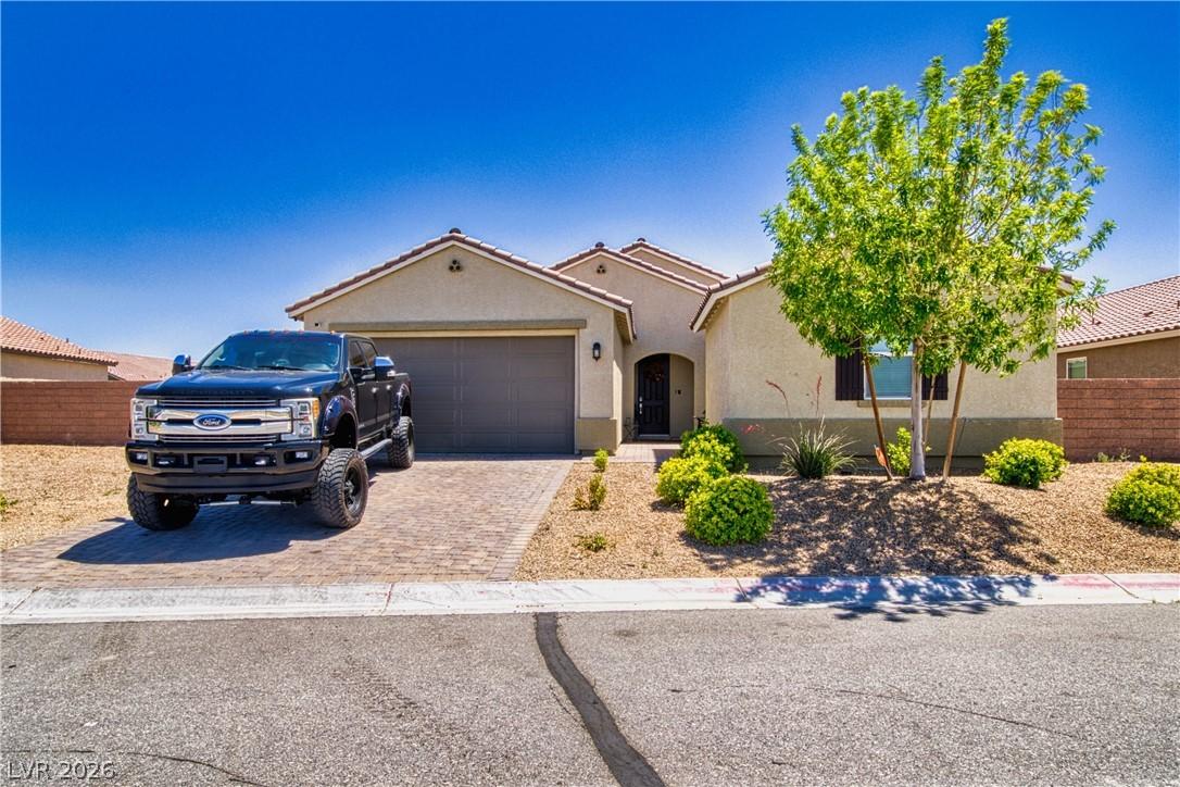 Image 1: A desert-friendly facade with a paved driveway and