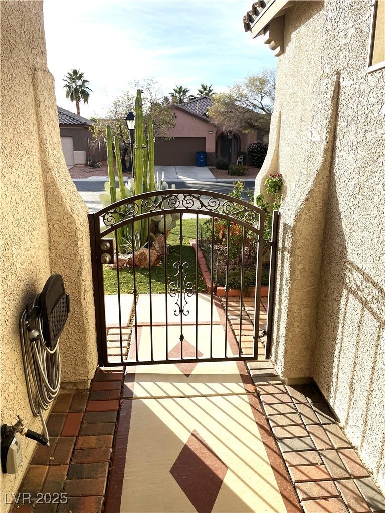 Image 3: Gate with a balcony