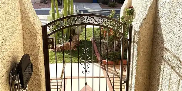 Image 3: Gate with a balcony