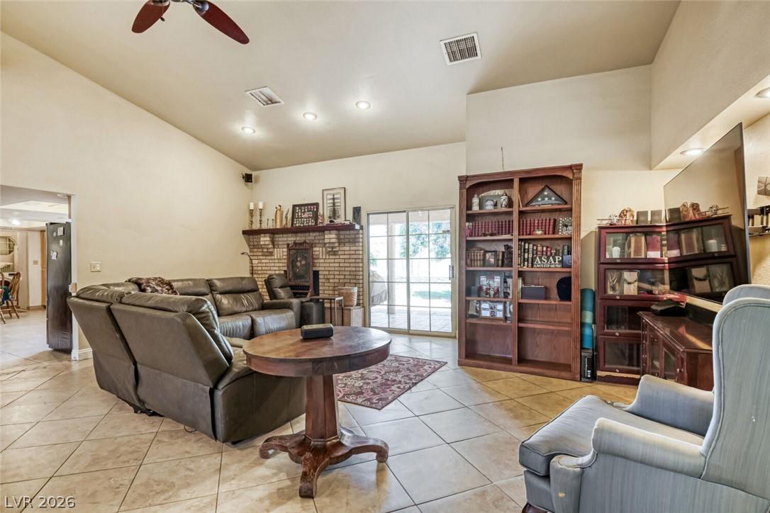 Image 4: Living Room
