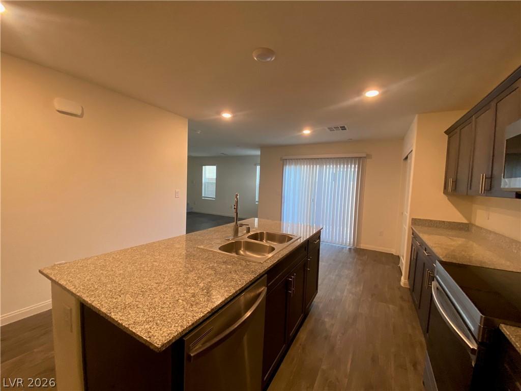 Image 2: Granite counters and stainless steel appliances ou