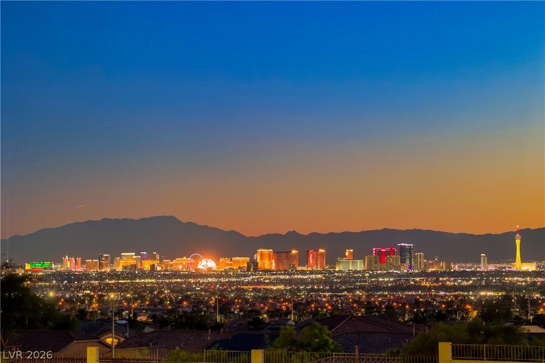 Image 4: UNOBSTRUCTED STRIP & VALLEY VIEWS!