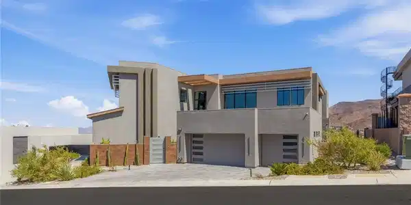 Image 2: Bold contemporary lines and sleek stucco finishes