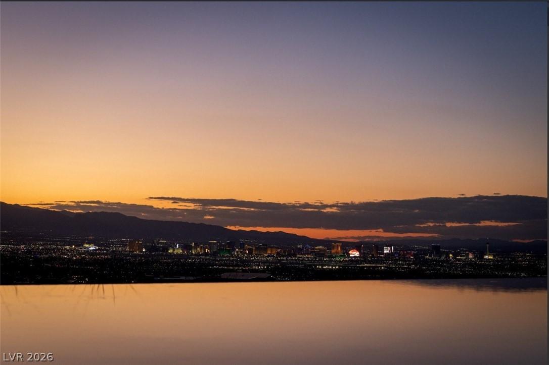 Image 1: Stunning Strip Views