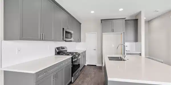 Image 4: Culinary delights await in this modern kitchen wit