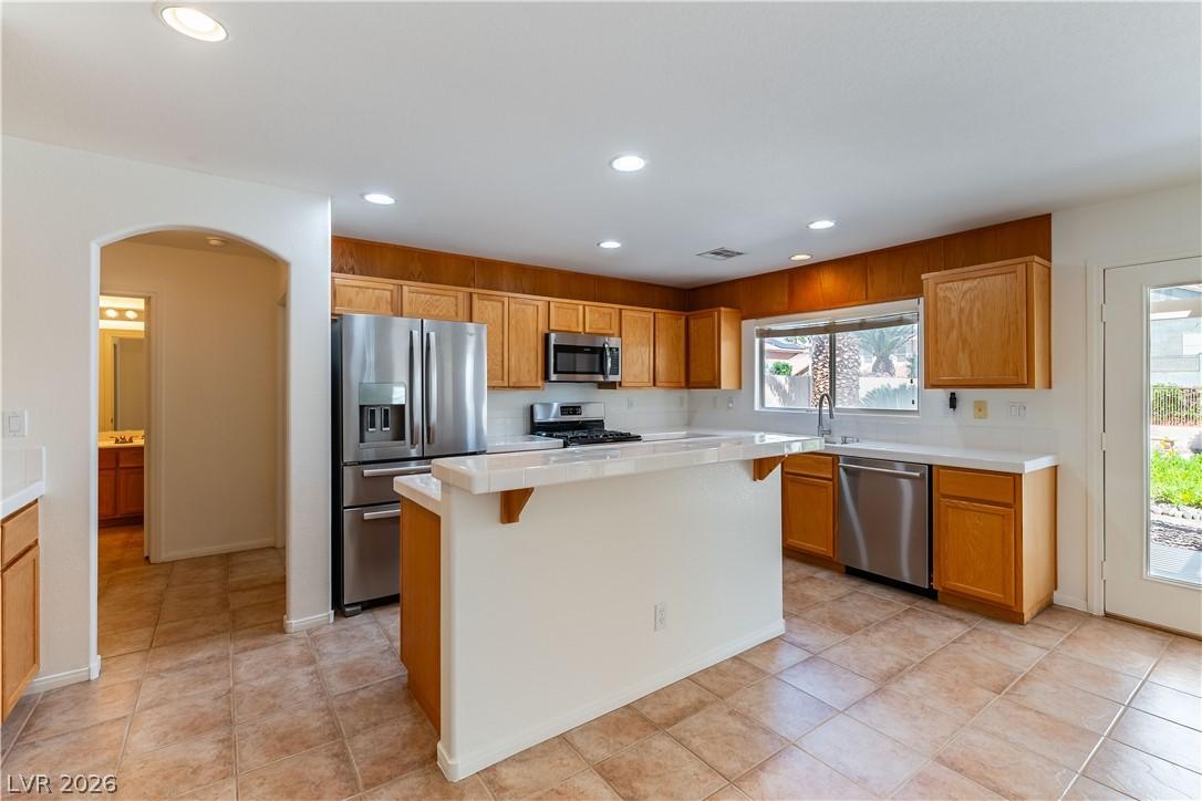 Image 4: Kitchen and Island, stainless steel appliances, th