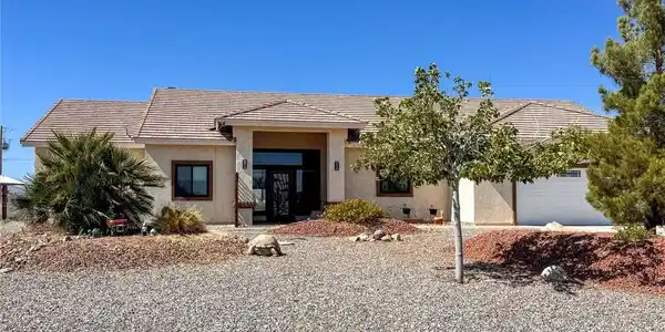 Image 2: A desert-friendly facade with gravel landscaping o