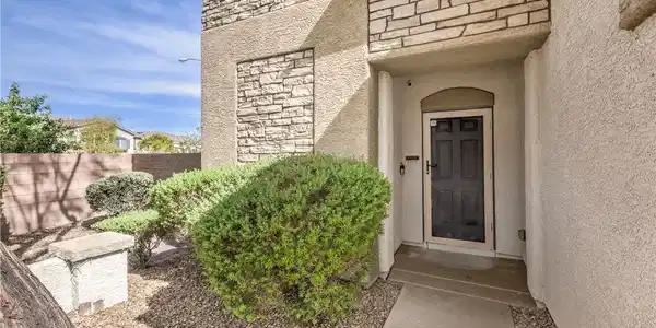 Image 2: Stone accents and stucco finishes line the recesse