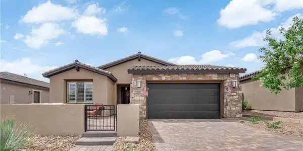 11 Arid Crest Avenue