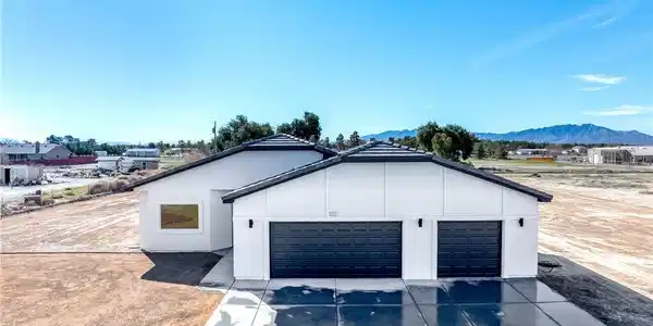 Image 2: Approx 2088 sf, 3 to 4 bedrooms or flex room/offic