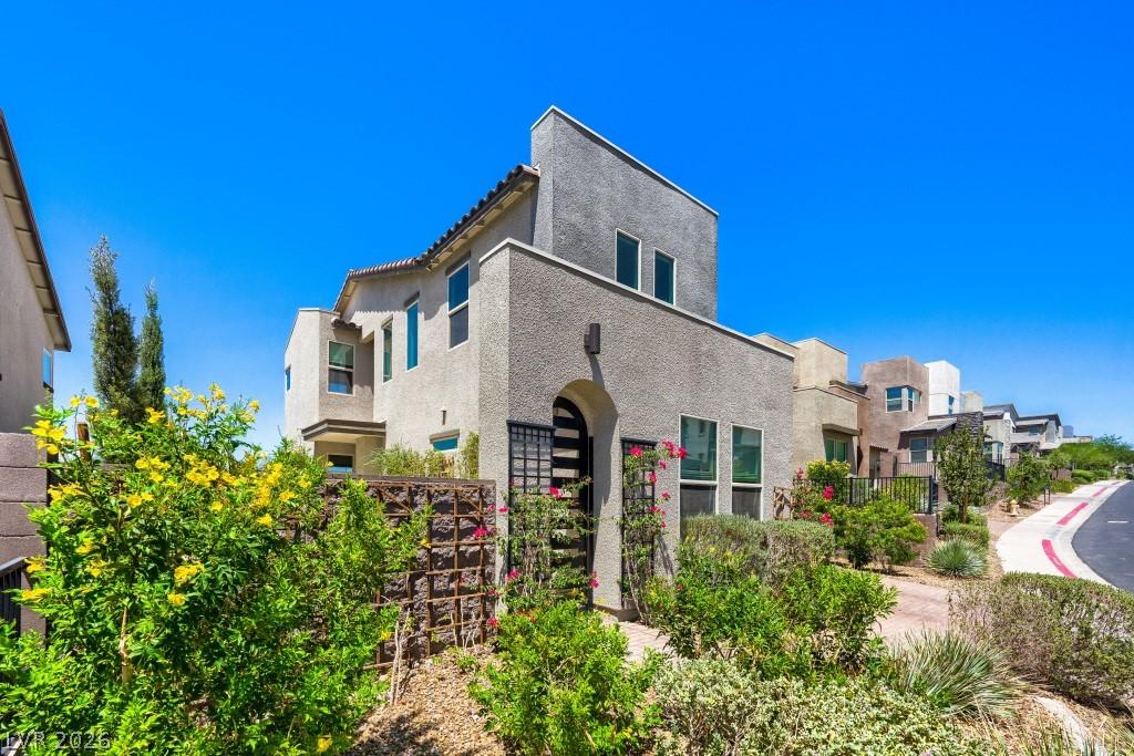 Image 4: Modern desert architecture with a timeless stucco