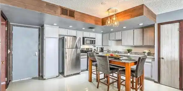 Image 4: Polished tile flooring and natural wood accents fr