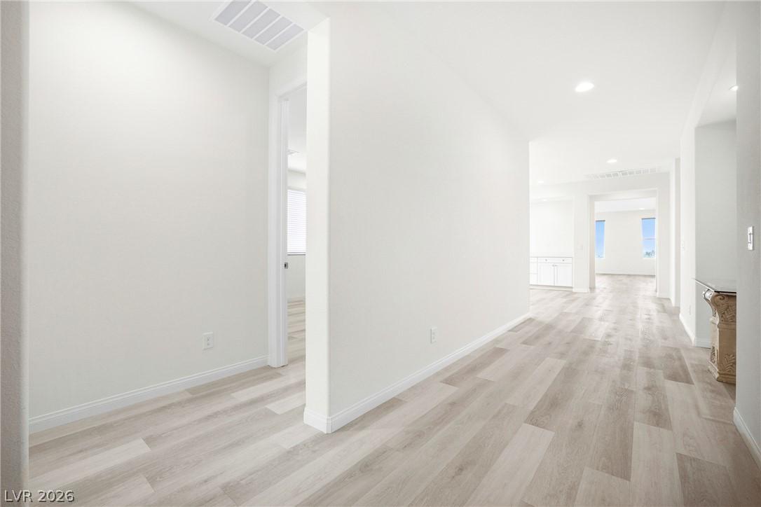 Image 4: Luminous hallway as you walk in.