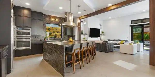 Image 3: Kitchen with tasteful backsplash, a kitchen bar, b