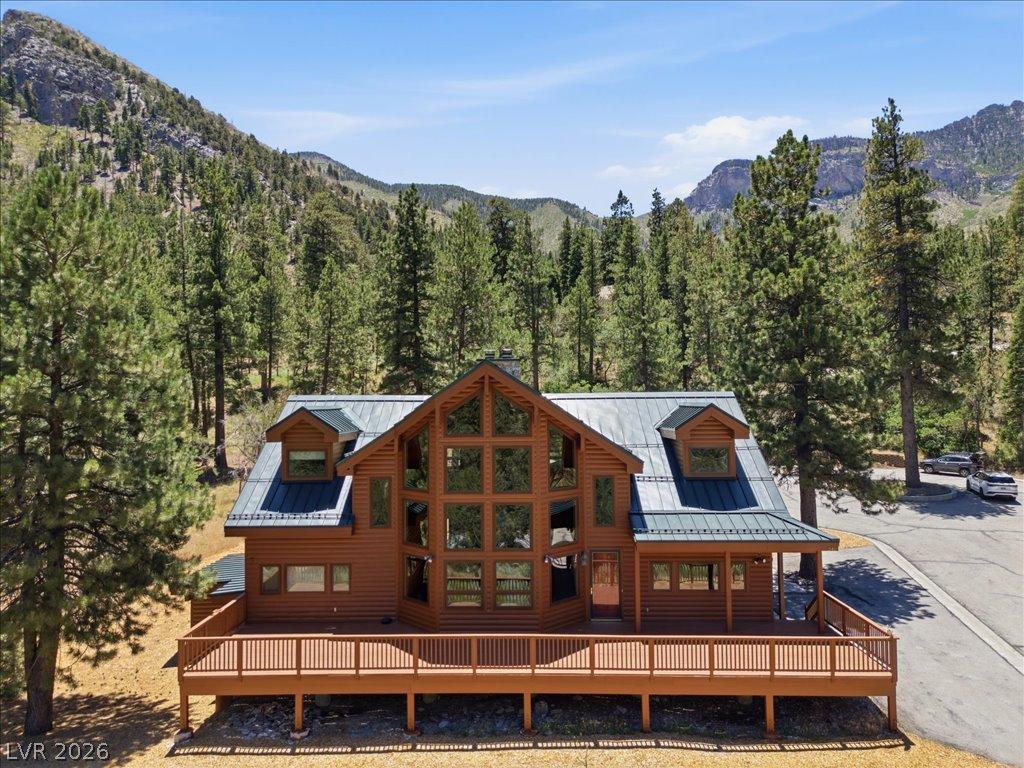 Image 3: A striking mountain-side retreat features a deep w
