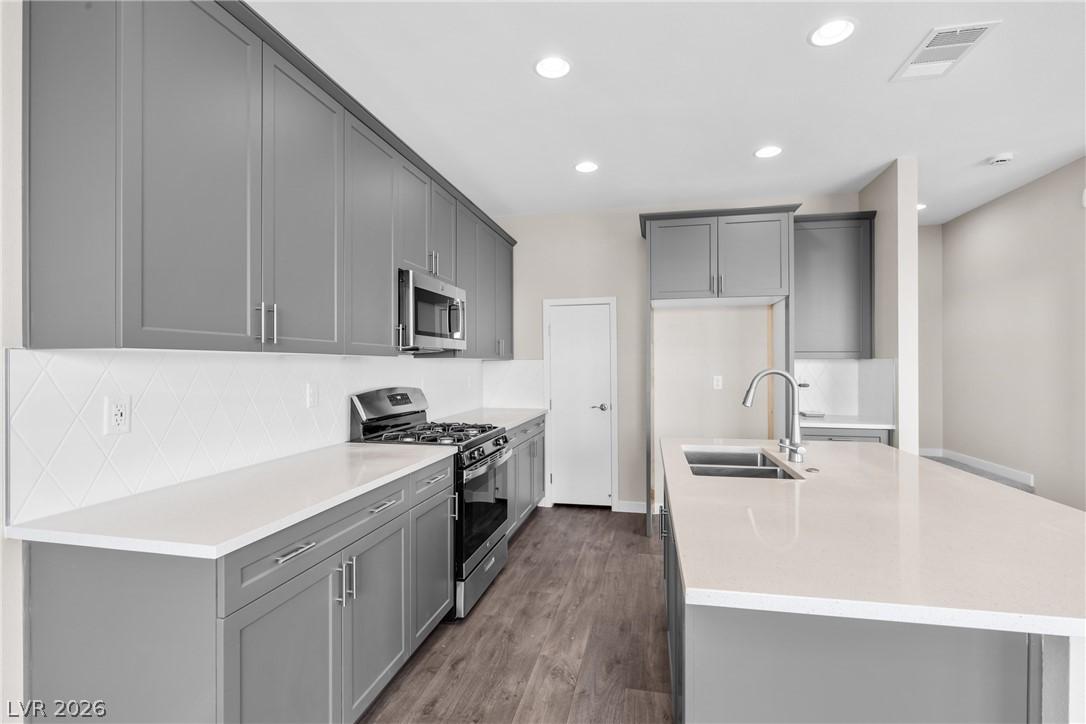 Image 4: Culinary delights await in this modern kitchen wit