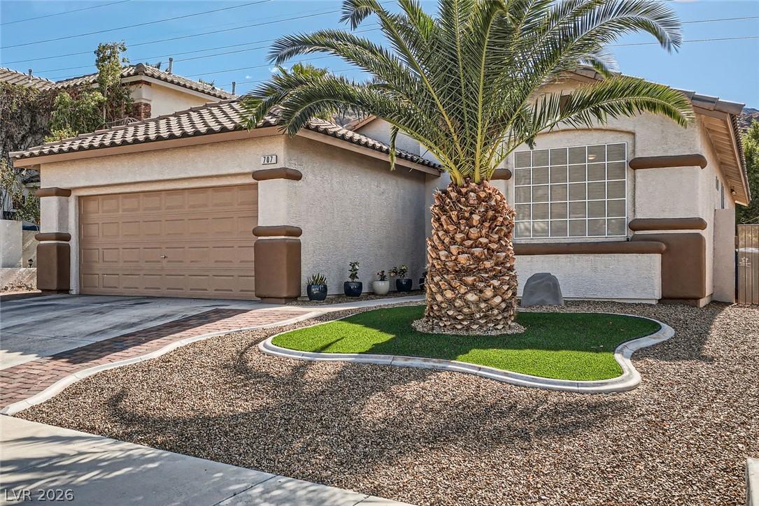Image 2: A desert-friendly landscape with artificial turf a