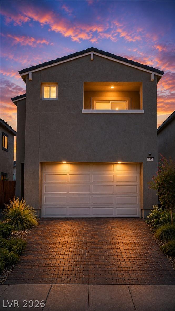 Image 3: Dramatic sunset hues enhance this modern stucco re