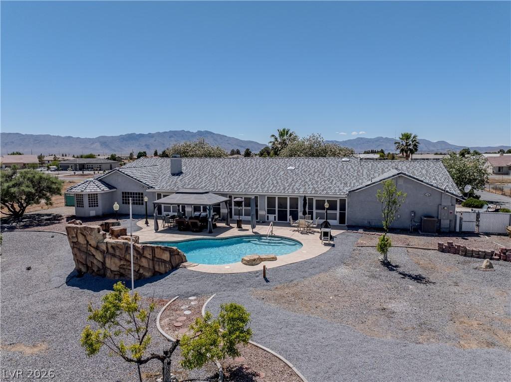 Image 4: Enjoy outdoor living with a private pool and mount