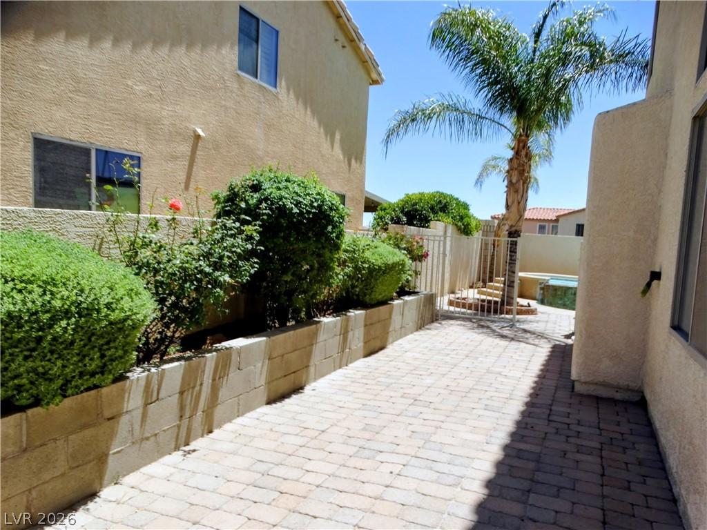 Image 4: Side yard