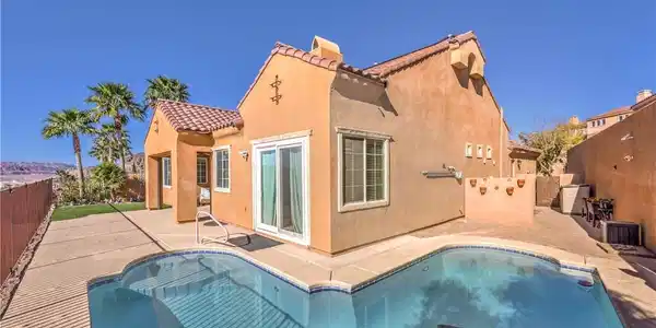 Image 4: A refreshing pool and spa combo create a private o