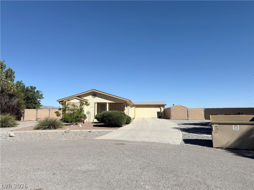 Image 4: This desert residence offers a spacious driveway a