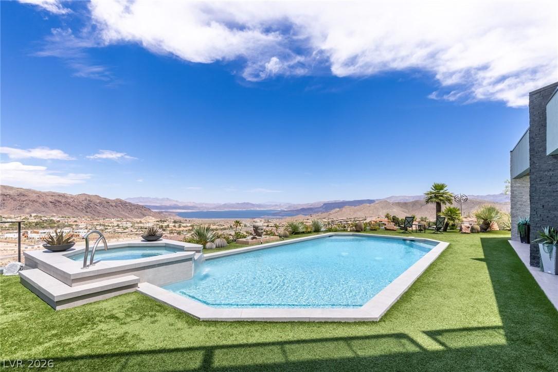 Image 2: Pool / Spa