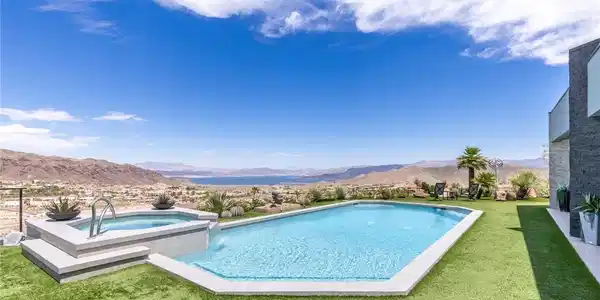 Image 2: Pool / Spa
