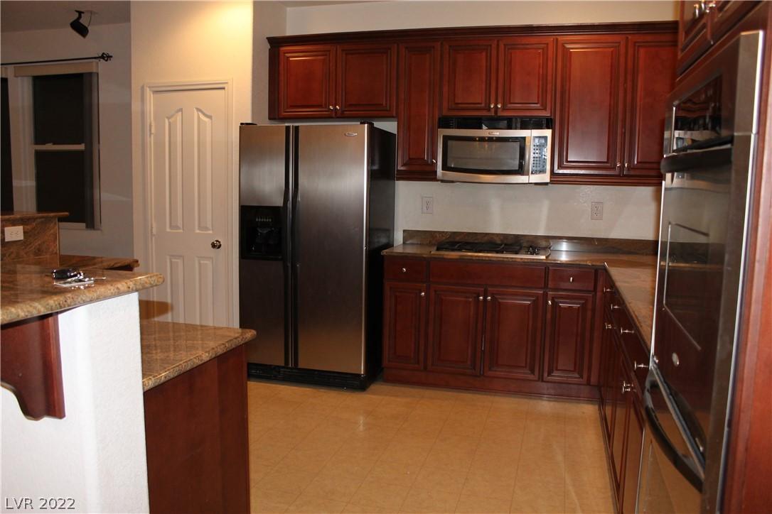 Image 4: kitchen offers an island/breakfast bar combination