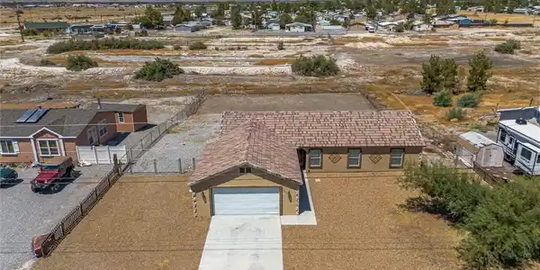 Image 3: A well-organized floor plan delineates distinct li