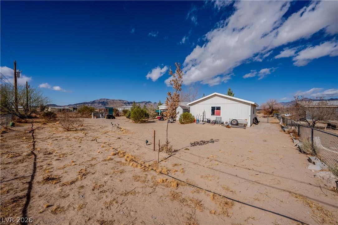 Image 4: This spacious desert yard offers abundant potentia